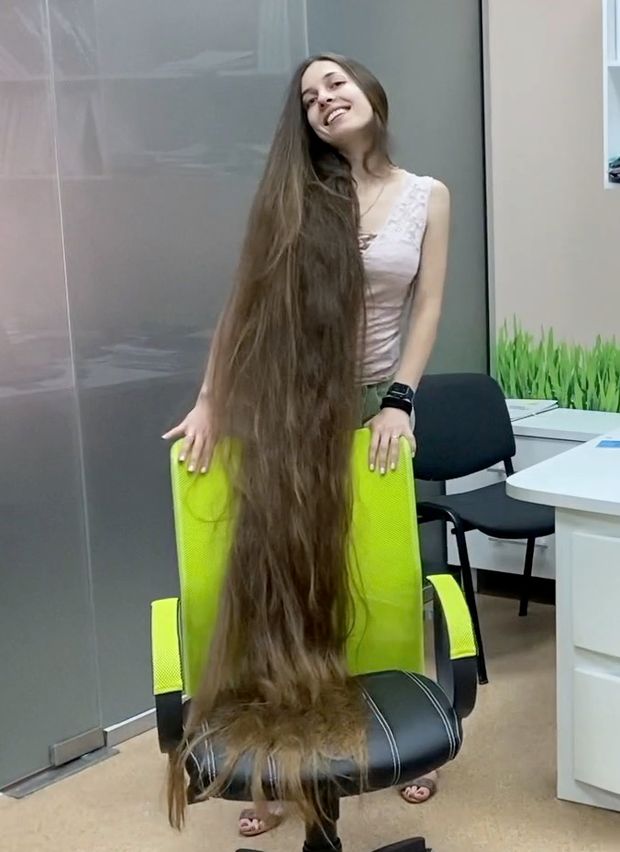VIDEO - The office woman with super long hair