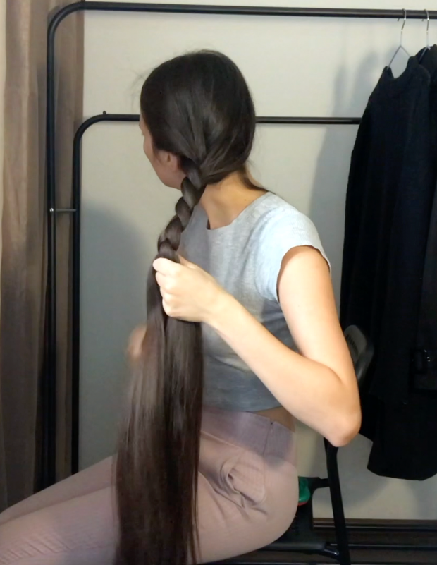 VIDEO - A silky, long, dark mane