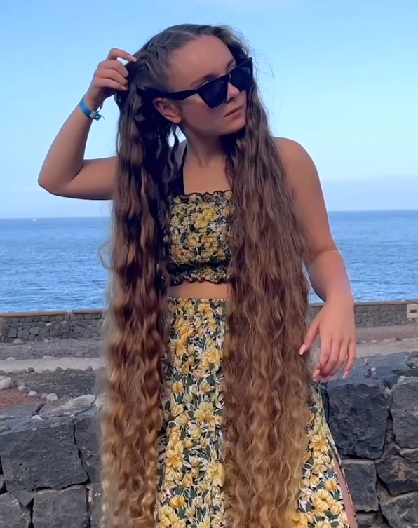 VIDEO - Natalia&#x27;s beautiful hair show by the sea