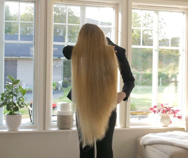 VIDEO - Extremely perfect thigh length hair