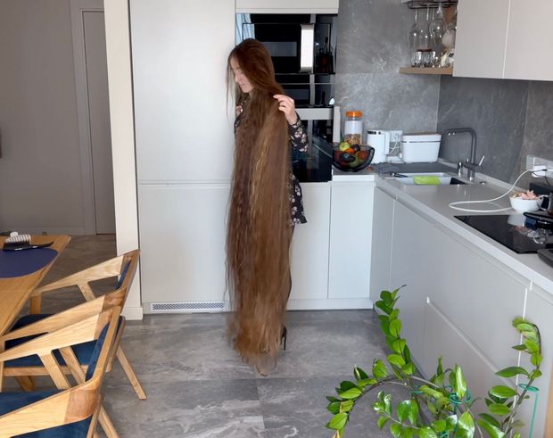 VIDEO - Lady with two meter long hair