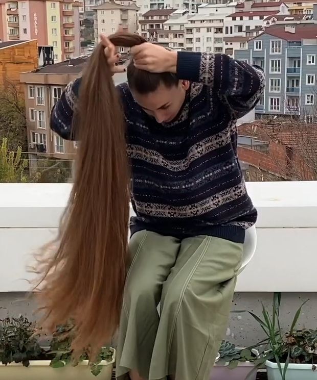 VIDEO - The girl with the huge buns