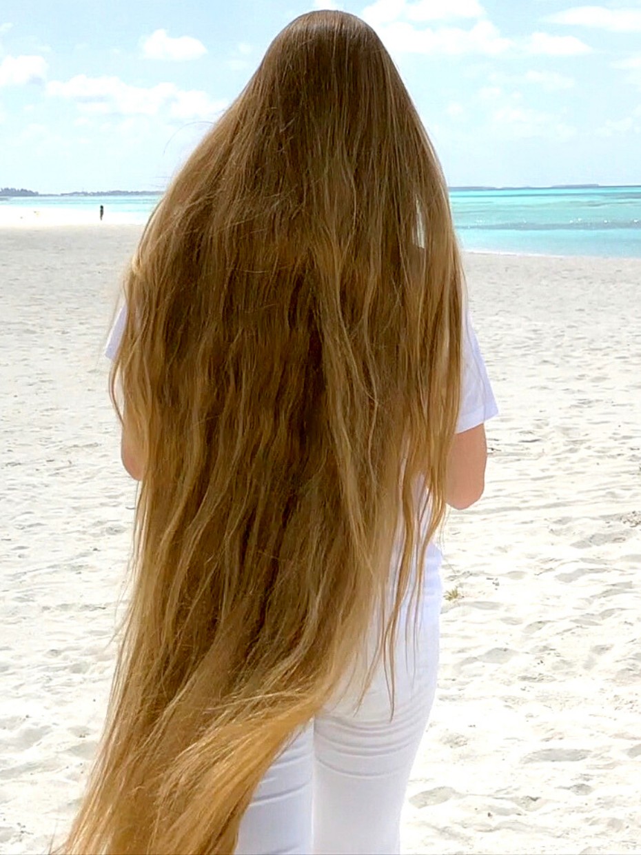 VIDEO Following Rapunzel at the beach