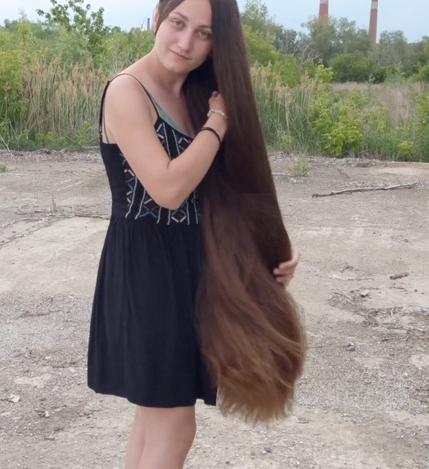 VIDEO - Displaying her massive mane in the wind