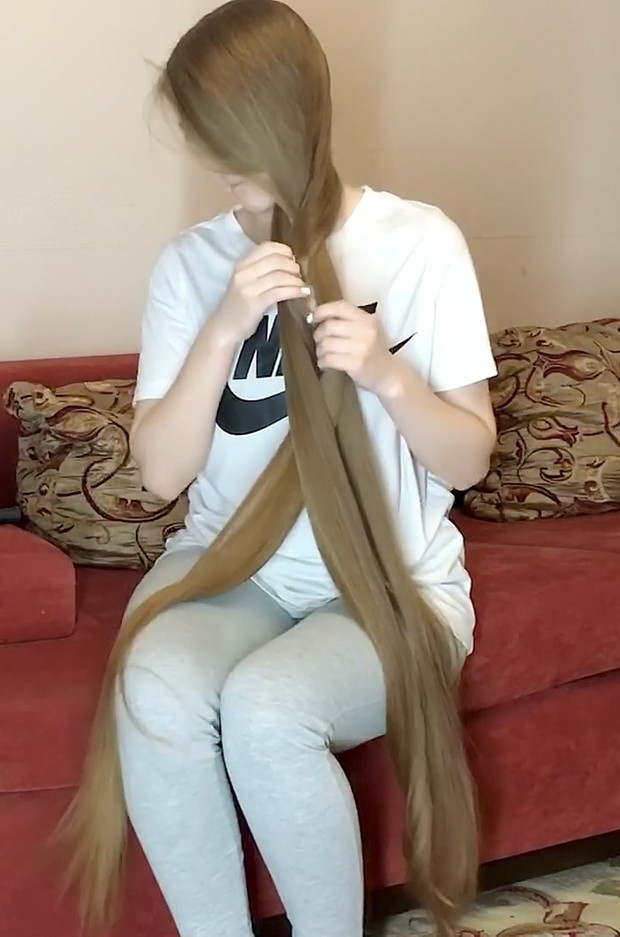 VIDEO - Red sofa, blonde hair