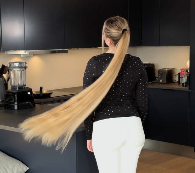 VIDEO - Ponytails and buns display
