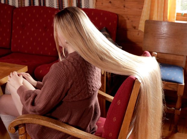 VIDEO - Massive blonde hair sliding and bundrops