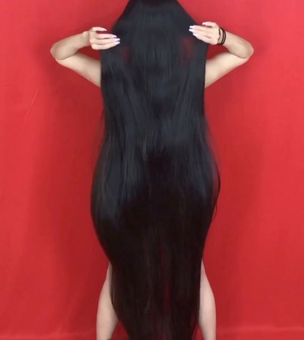 VIDEO - Extremely long hair and three heavy braids