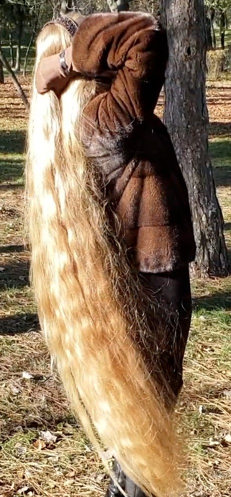VIDEO - Blonde Rapunzel in the park
