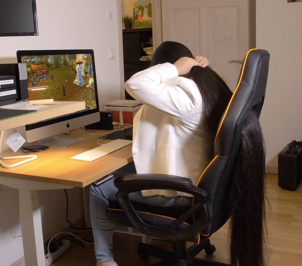 VIDEO - Super long haired gamer