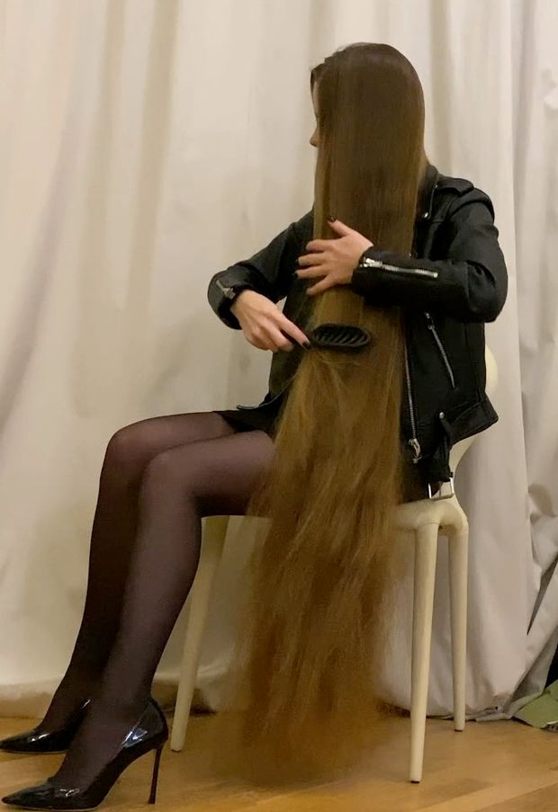 VIDEO - Elegant Real Life Rapunzel with extreme hair