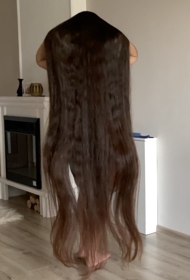 VIDEO - Ivanna loves her hair length