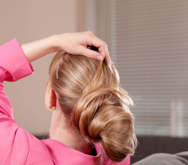 VIDEO - Extreme blonde bun elegance