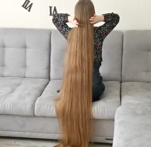 VIDEO - Using floor length hair as a blanket