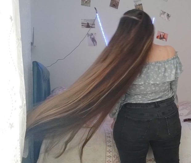 VIDEO - Her daily hair play
