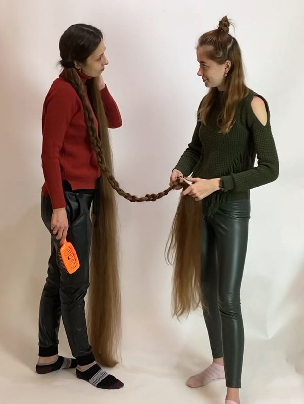 VIDEO - Two very long braids
