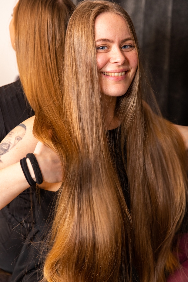 PHOTO SET - Celina&#x27;s hair over Natalie&#x27;s shoulders photoshoot