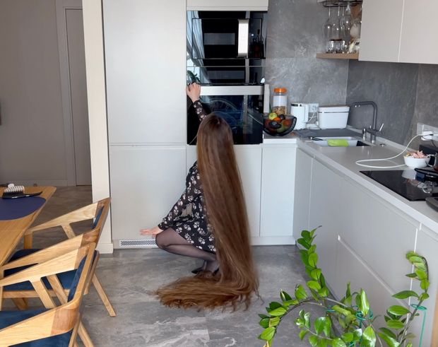 VIDEO - Lady with two meter long hair