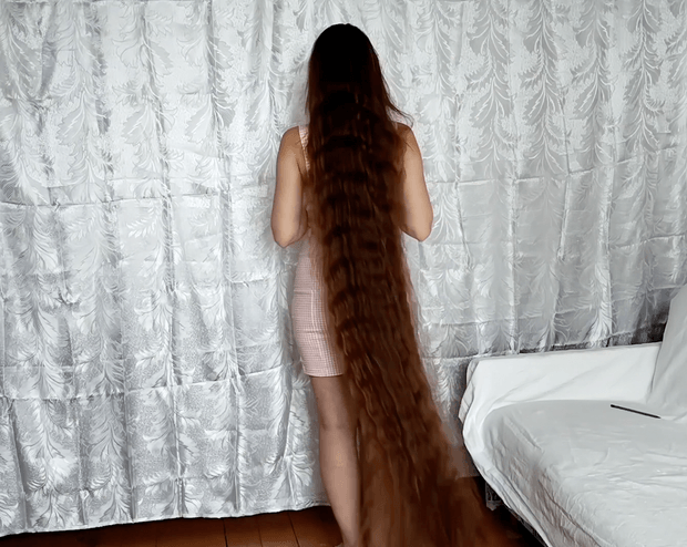VIDEO - Margarita&#x27;s super long, creative hair play