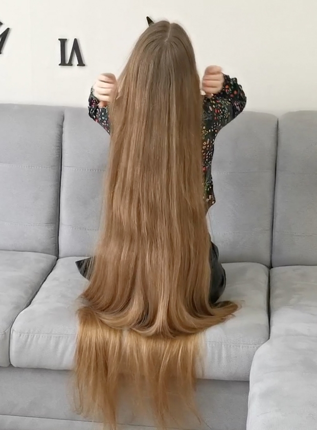 VIDEO - Using floor length hair as a blanket