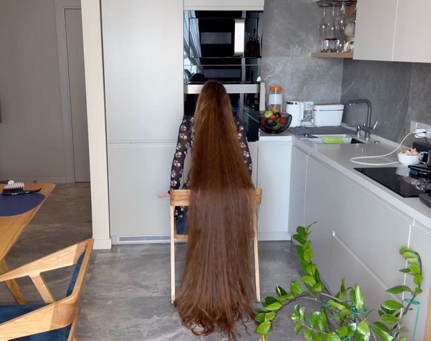 VIDEO - Lady with two meter long hair