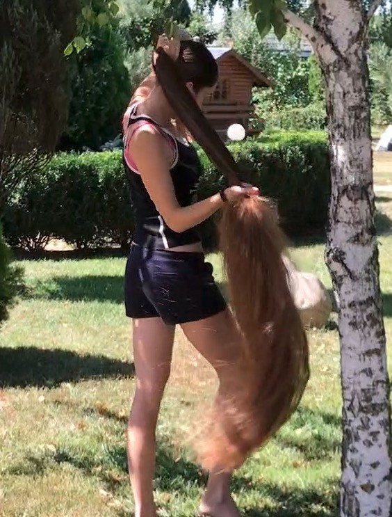 VIDEO - Floor length hair tree