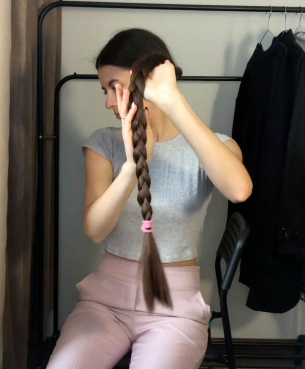 VIDEO - A silky, long, dark mane
