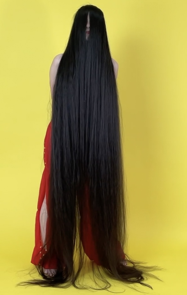 VIDEO - Beyond floor length hair belly dancer