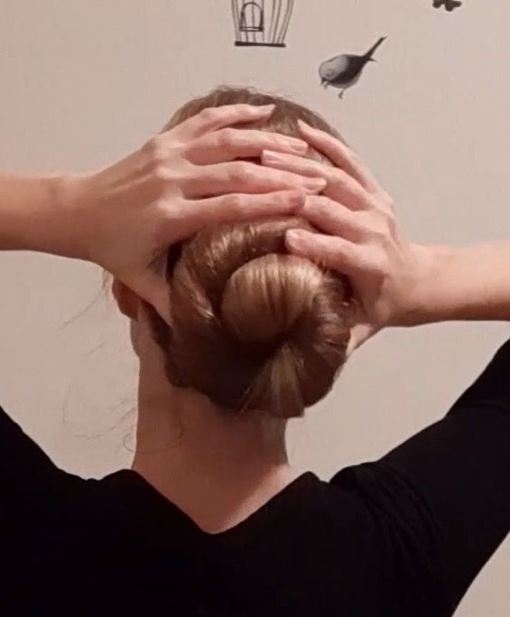 VIDEO - Irina&#x27;s thick, healthy blonde mane