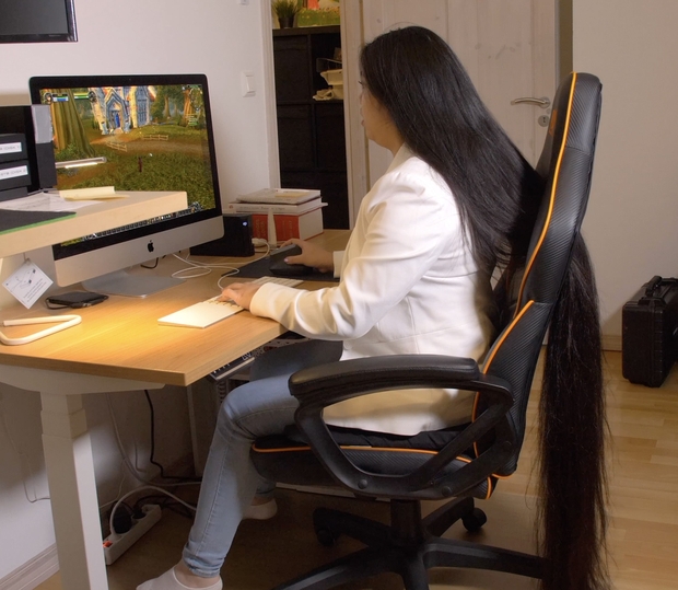 VIDEO - Super long haired gamer