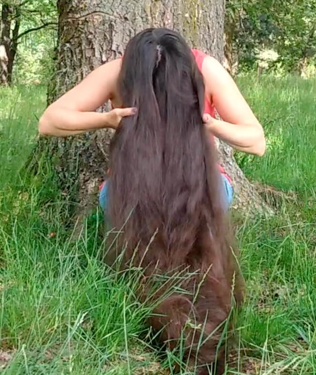 VIDEO - Super long hair by the tree