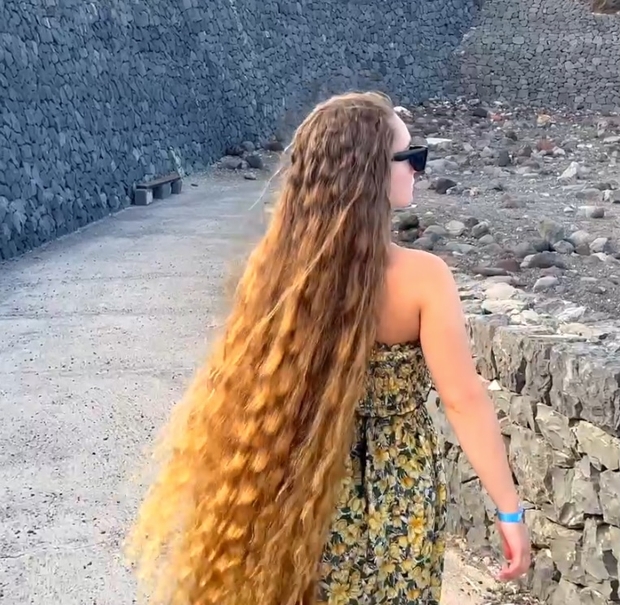 VIDEO - Natalia&#x27;s beautiful hair show by the sea