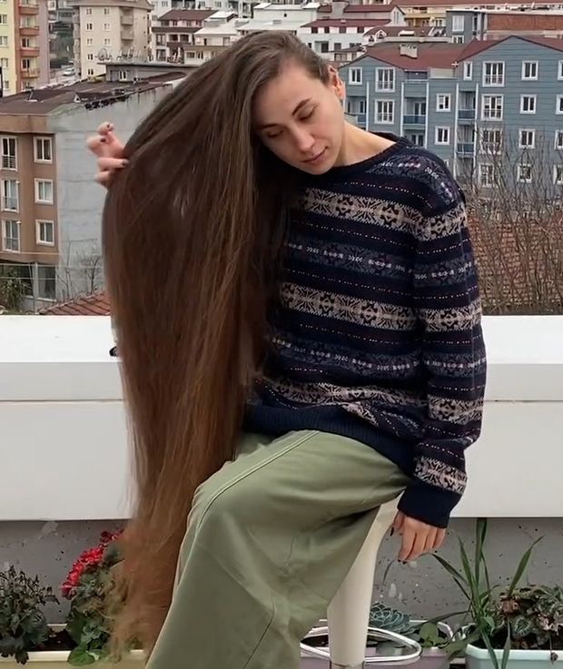VIDEO - The girl with the huge buns
