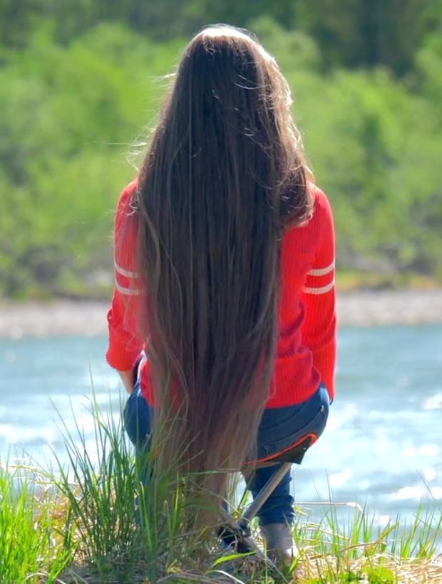 VIDEO - Rapunzel sitting by the water