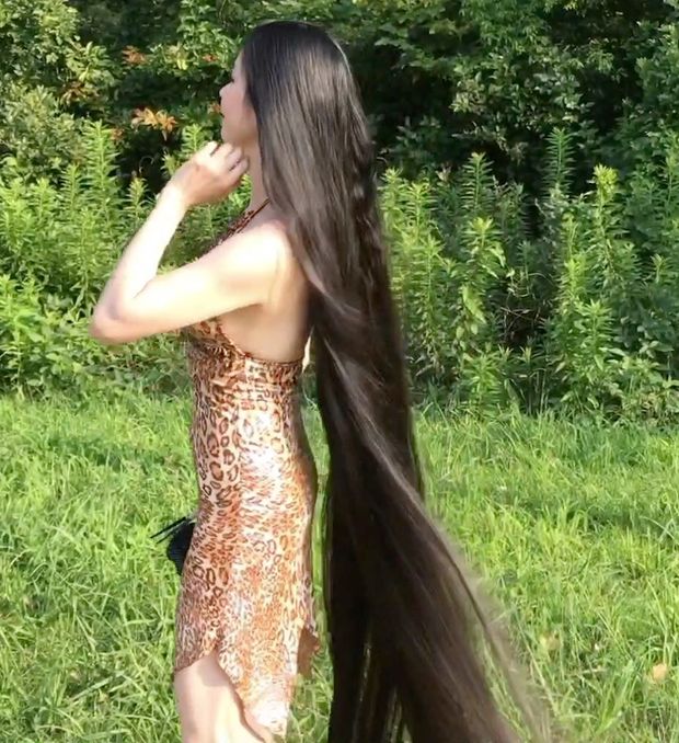 VIDEO - The longest black hair you have ever seen