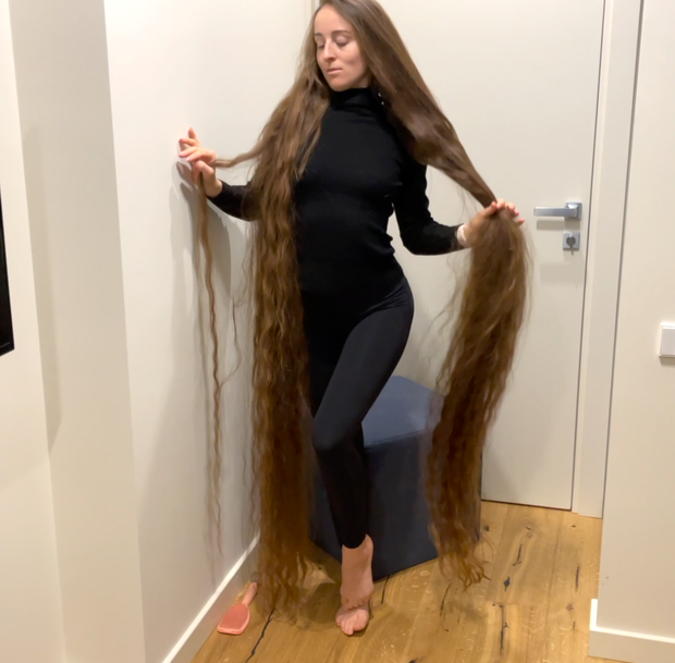 VIDEO - Brushing a pile of hair