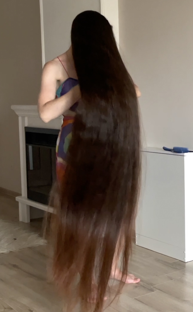 VIDEO - Ivanna loves her hair length
