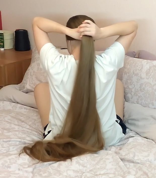 VIDEO - Heavy, blonde, thick, long hair