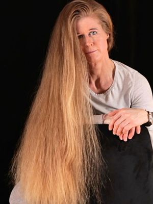 VIDEO - Thick hair flip show