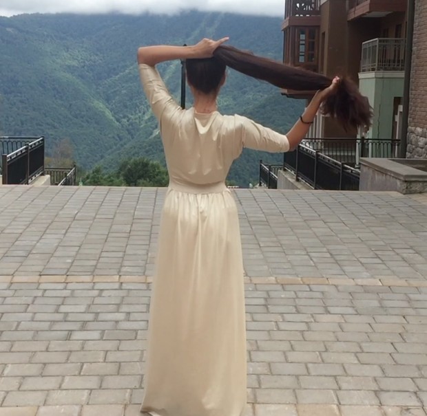 VIDEO - Super thick hair and a golden dress