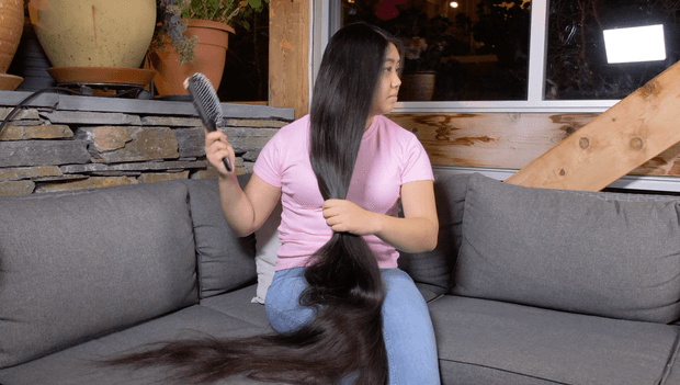 VIDEO - Rapunzel brushing in the sofa