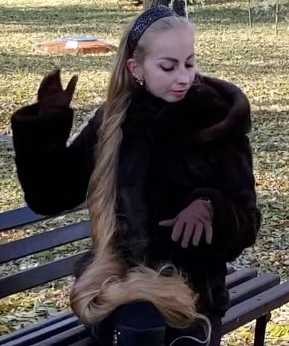 VIDEO - Blonde Rapunzel in the park