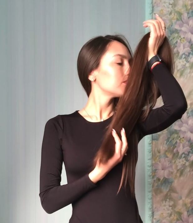 VIDEO - Alina&#x27;s long hair covering and smelling