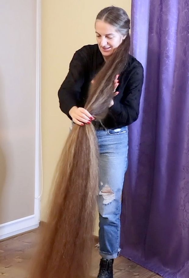 VIDEO - Extreme hair length is her passion
