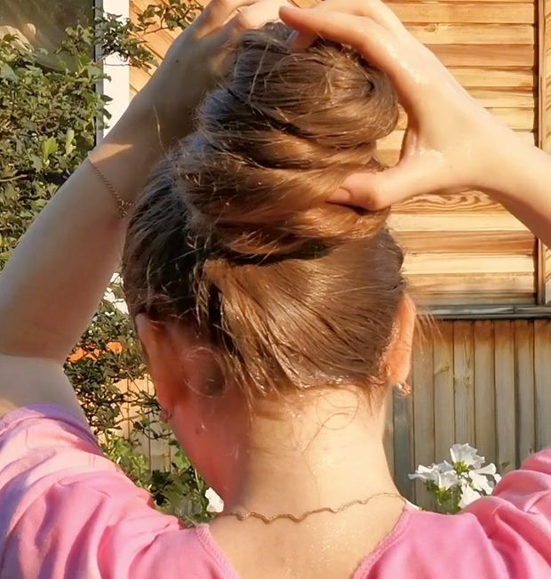 VIDEO - Tons of shampoo for very long blonde hair
