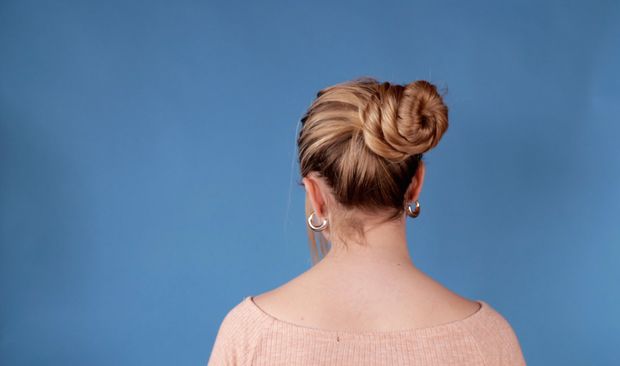 VIDEO - Hair bun perfection on blue