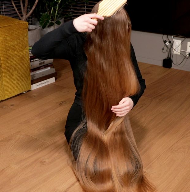 VIDEO - Blonde calf length hair floor show