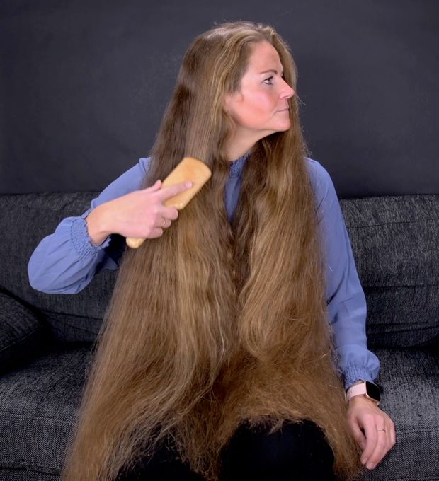 VIDEO - Brushing her massive mane