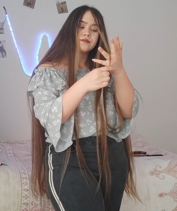 VIDEO - Her daily hair play