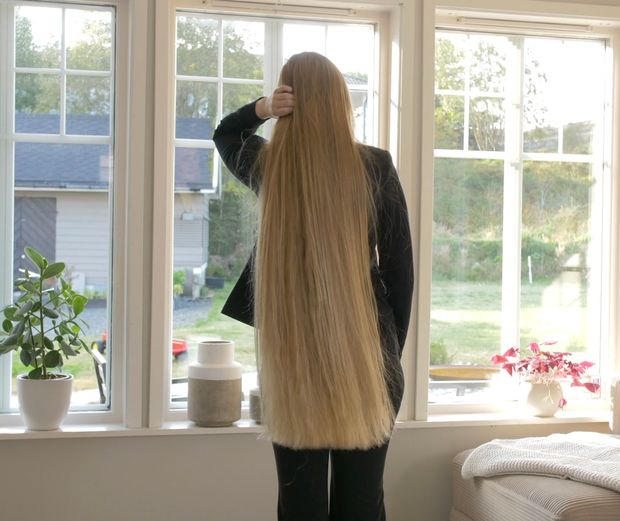 VIDEO - Extremely perfect thigh length hair